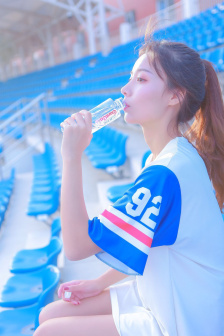 女子撅着光屁股被打